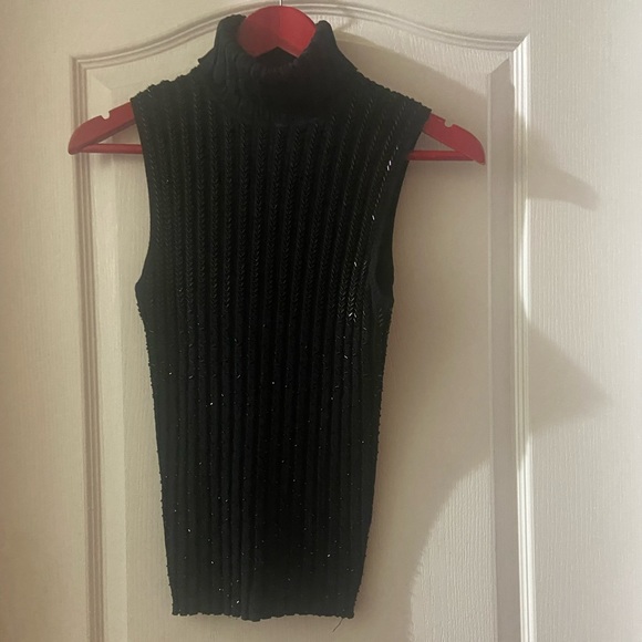 Beautiful Sleeveless Turtleneck - Picture 1 of 5